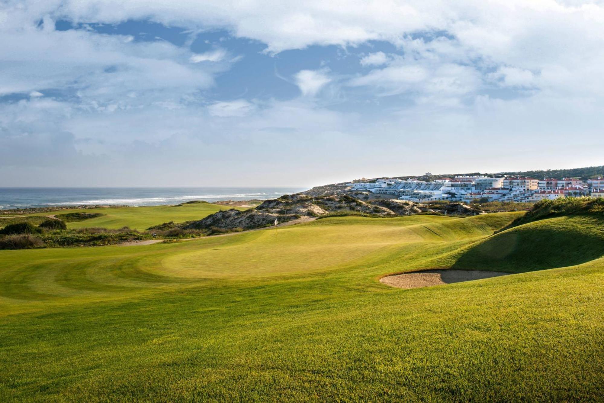Praia D'El Rey Marriott Golf & Beach Resort Praia del Rei Exterior photo The 18th green